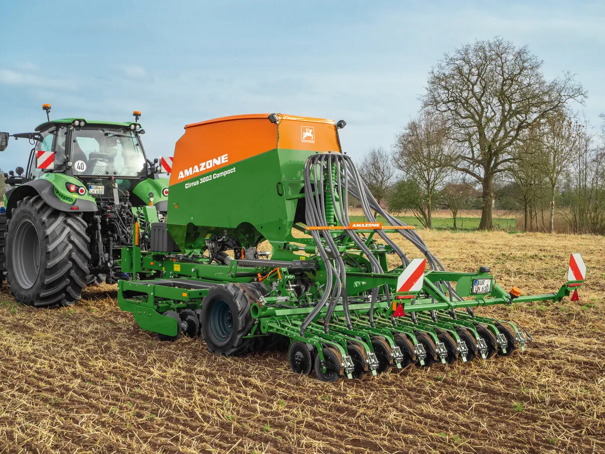 AMAZONE Cirrus Sämaschine hinter einem Deutz-Fahr Traktor bei der Aussaat